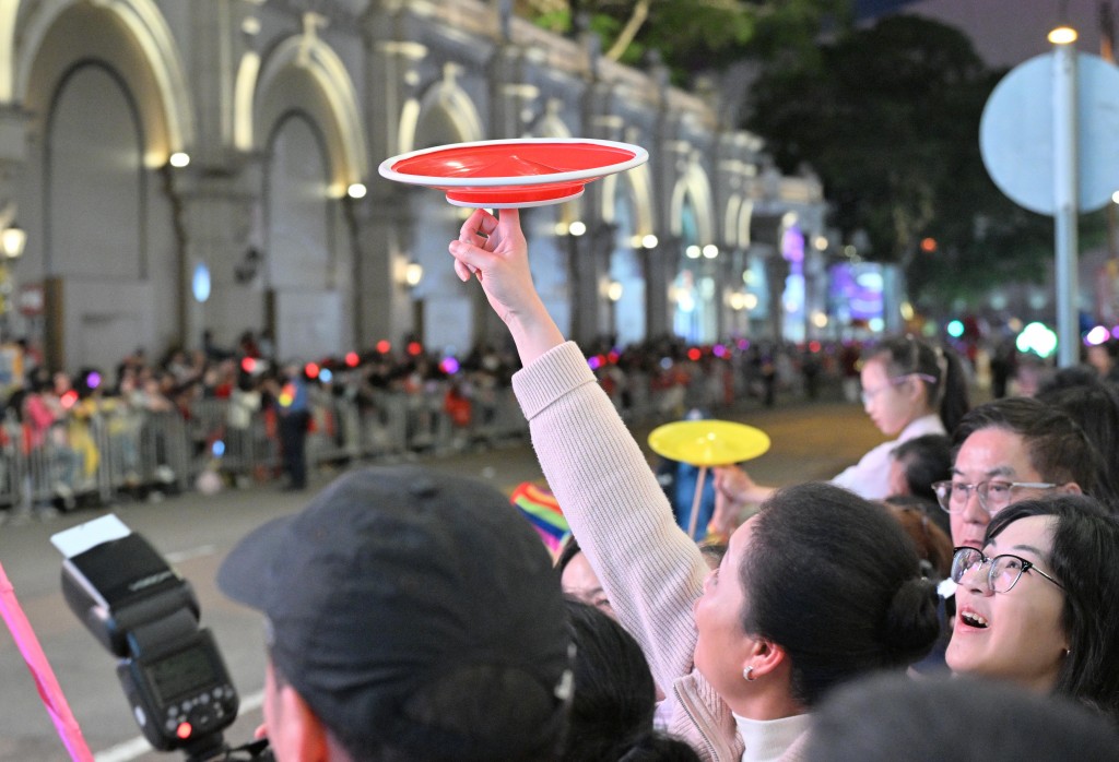 花車巡遊路線有大批市民霸定靚位等候。