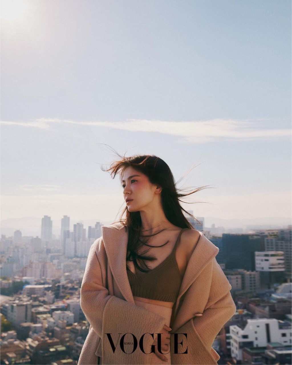 有露肩。(VOGUE KOREA圖片)