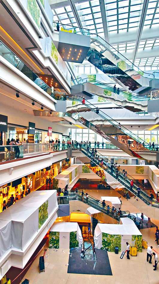 又一城商場頂層有婦人墮樓。