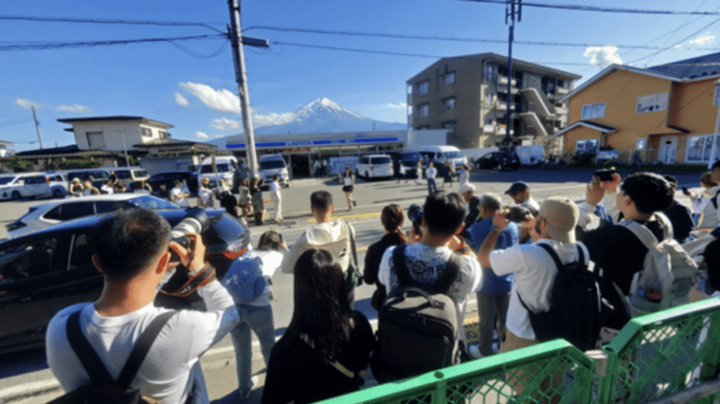 「LAWSON河口湖站前店」因变成拍摄富士山美景「靓位」而在社交媒体上迅速爆红，专程来「打卡」的游客愈来愈多，衍生的问题亦越来越多。X@lakeside_hotel_