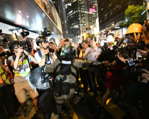 警方多次施放胡椒水及催淚彈驅散人群