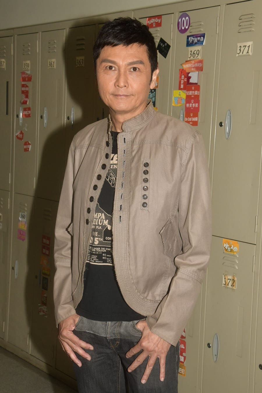 关礼杰赞达哥好有团结精神，又指在内地拍电影时因天气降温，达哥主动出钱买羽绒给小工。