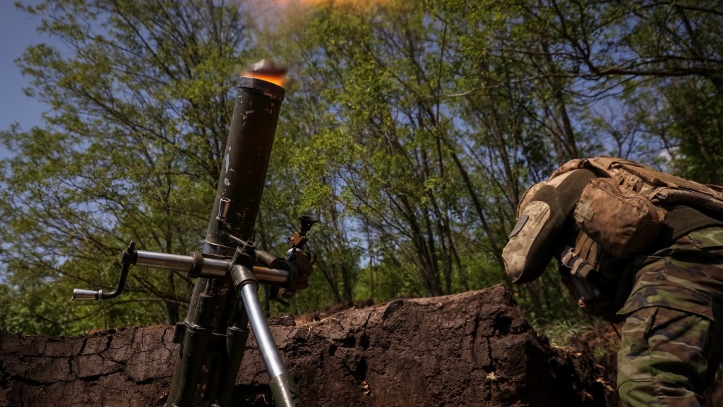 2023年5月18日，烏克蘭陸軍第28機械化旅的士兵在巴赫穆特前線發射迫擊砲。 路透社