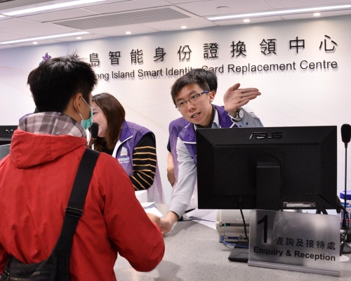各換證中心的服務時間為星期一至六上午8時至晚上10時。資料圖片