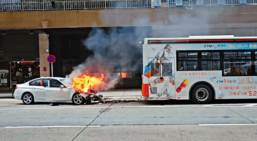 私家車與巴士相撞後起火， 澳門保安司司長辦公室主任張玉英不幸離世。
