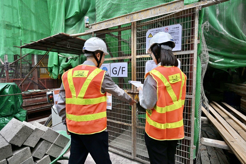 職業安全主任在特別執法行動中巡查建築地盤。政府新聞處圖片