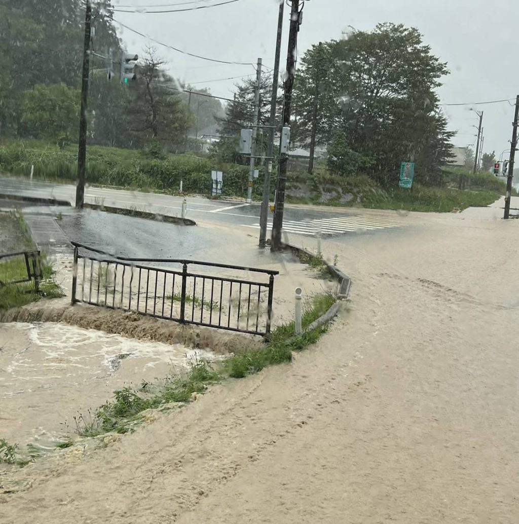 山形县多处道路被洪水淹没。Twitter
