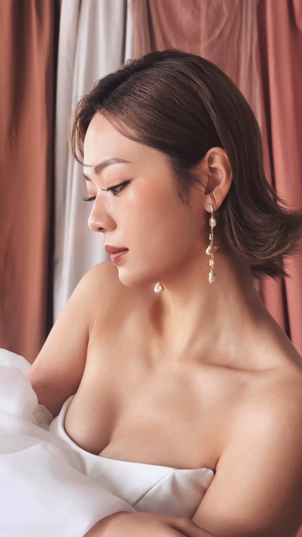 游嘉欣之前一辑婚纱照都好震撼。