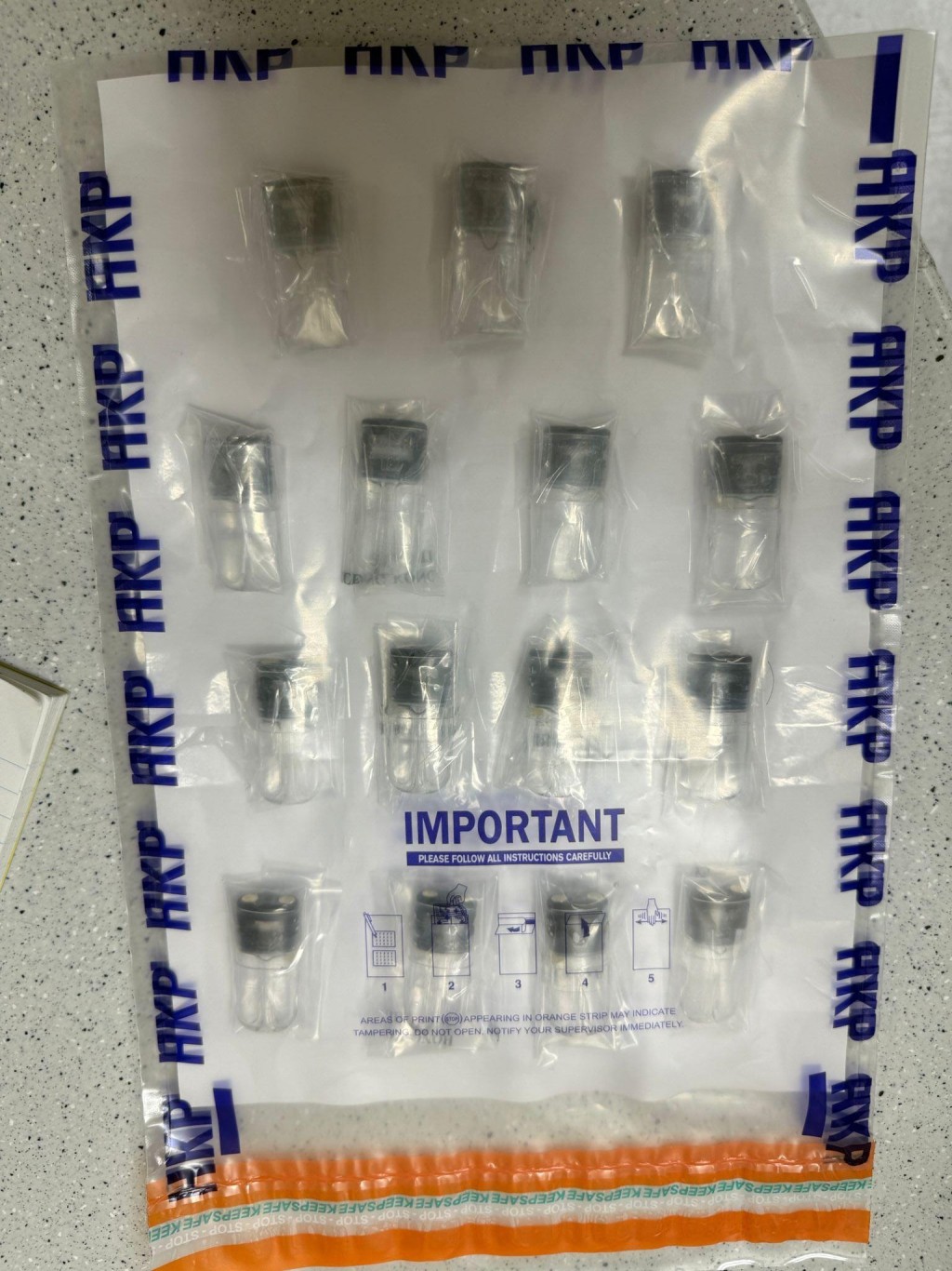 警方檢獲一批毒品,包括依托咪酯、大麻草、可卡因等。 警方檢獲一批毒品,包括依托咪酯、大麻草、可卡因等。