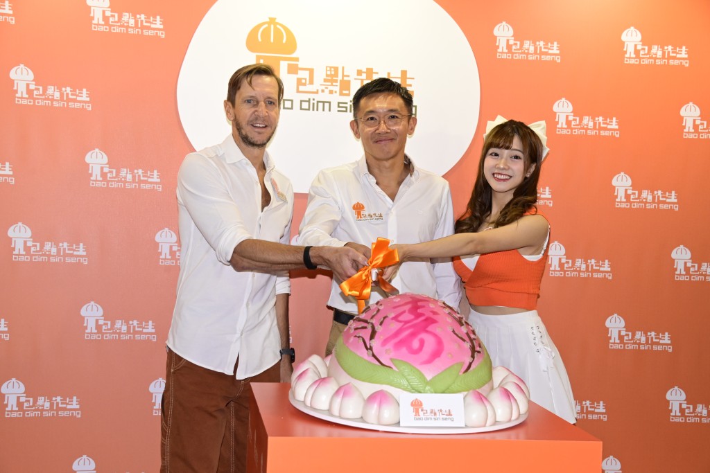 岩布仙尼、冼迪琦与「包点先生」母公司建华集团主席凌伟业齐齐切寿桃。