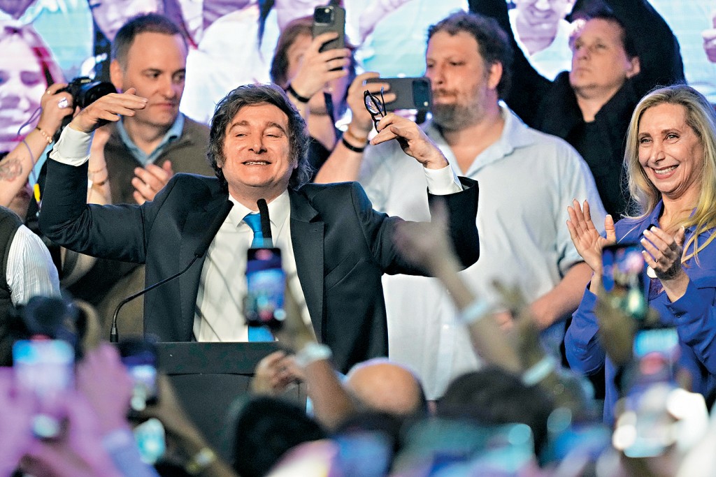 阿根廷總統米萊在胞妹、總統府秘書長卡琳娜（右）陪同下，慶祝勝利。