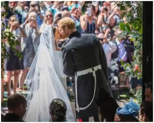 2人步出教堂接吻。sussexroyal IG