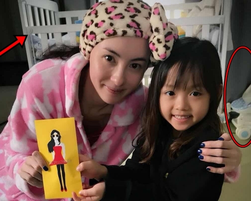 栢芝背後有一張疑似是屬於「小王子」Marcus的白色嬰兒床及嬰兒椅。栢芝IG圖片