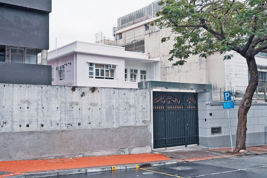 「紫荊家苑」所處的九龍塘渭州道10號，門外無任何標示。