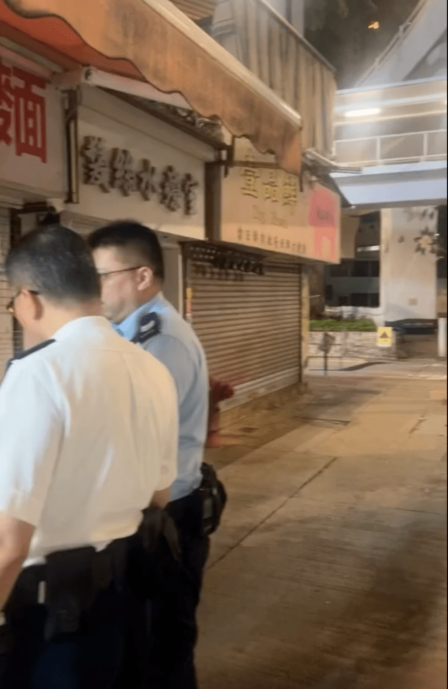 警員接報後趕至現場調查。Threads@_fatcheung_ 影片截圖 警員接報後趕至現場調查。Threads@_fatcheung_ 影片截圖