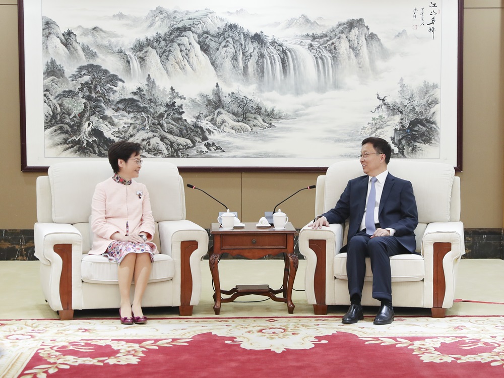 韓正（右）昨日與林鄭月娥在深圳會面。新華社