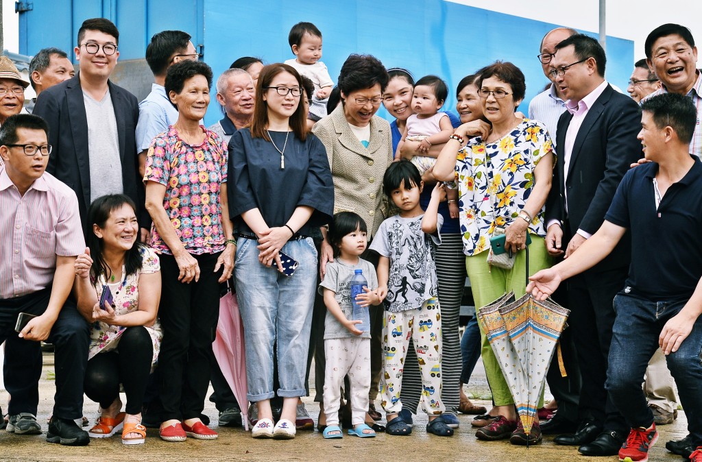 林鄭月娥與居民大合照。