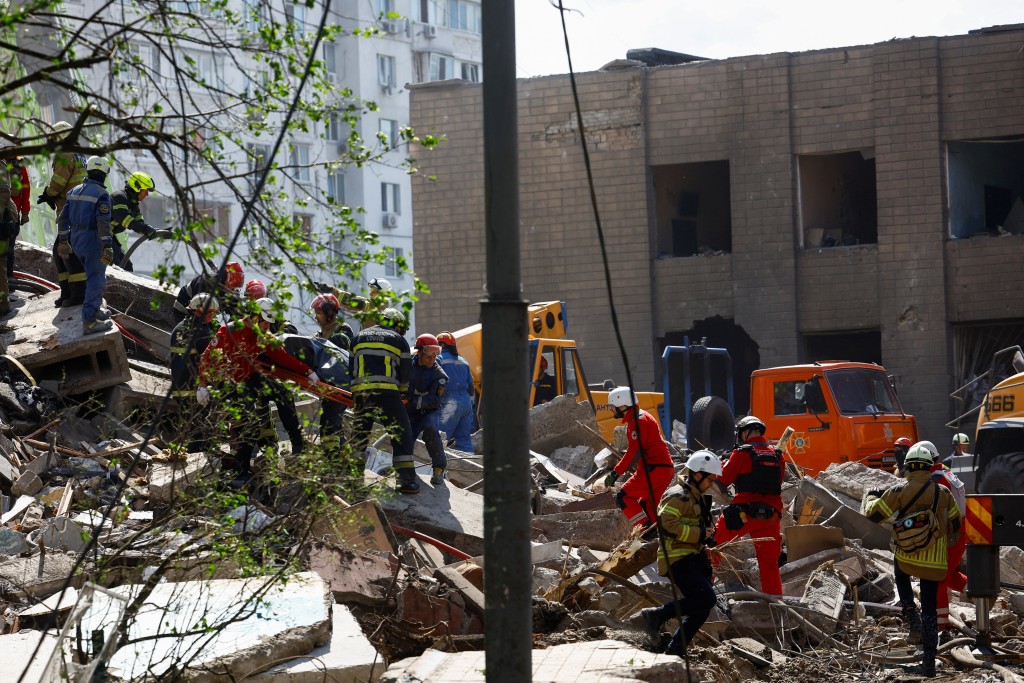 乌克兰国家紧急服务部门表示，基辅至少16人死亡，包括两名儿童。路透社