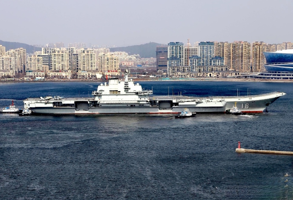 遼寧艦升級後海試，甲板上兩戰機，左邊的是殲35。