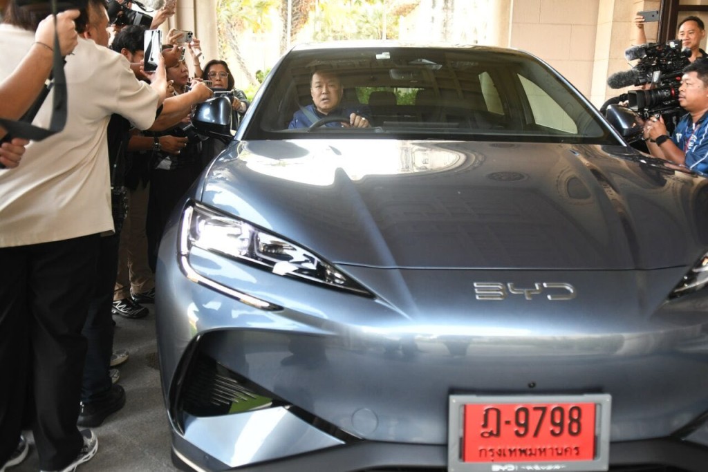 泰國總理阿努廷捨棄平時乘坐的勞斯萊斯，改為乘坐一部比亞迪「海獅」。