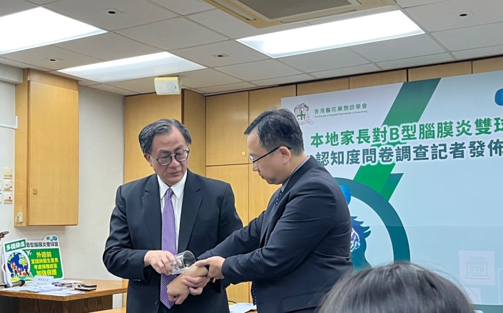 關日華與蘇曜華亦即場示範「玻璃杯測試法」。楊婉婷攝 關日華與蘇曜華亦即場示範「玻璃杯測試法」。楊婉婷攝