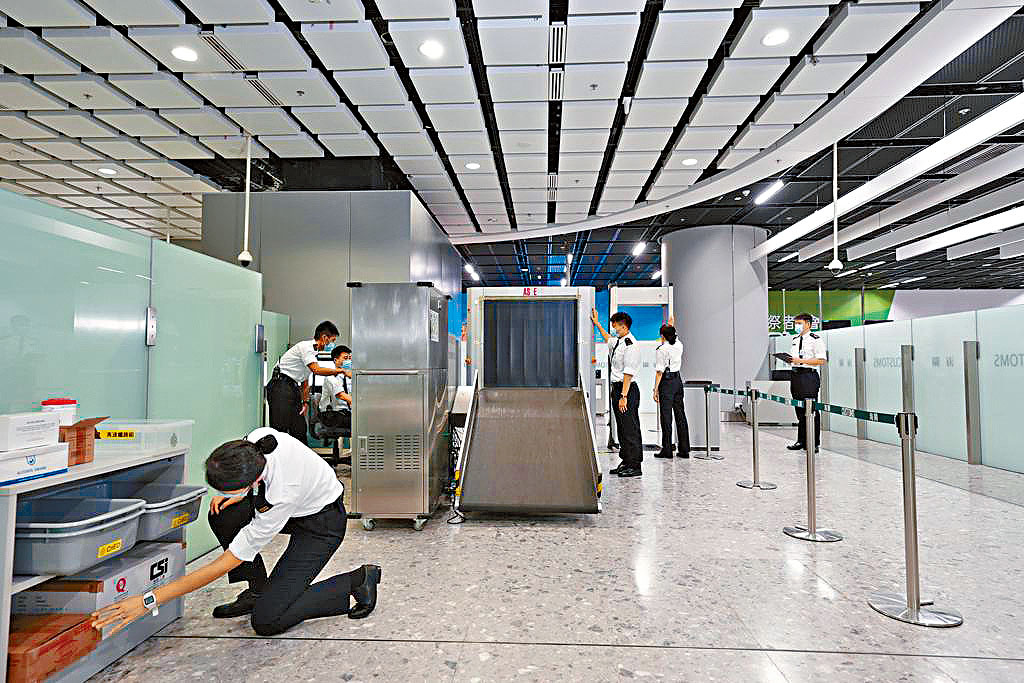 西九高鐵口岸海關人員,正密鑼緊鼓地進行關務演練,檢查防疫裝備,校正清關設施。