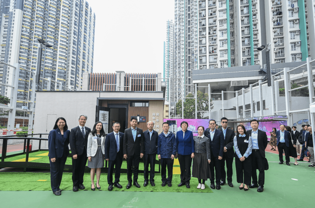 與會者參觀位於深旺道遊樂場的「好房子移動展示房」展覽。