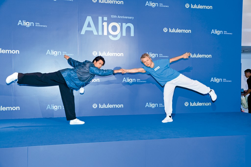 AK(左)、On仔合力做瑜伽動作。