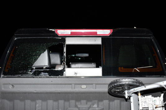 死者斯派维（Scott Spivey）的皮卡车及运体被运往扣押场。 Horry County Police Depar