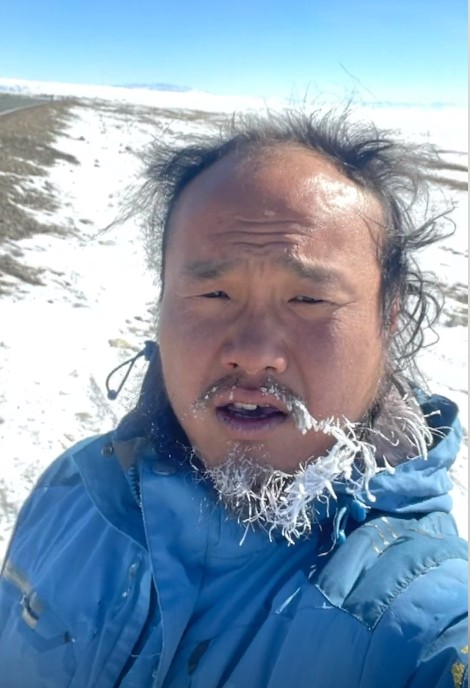 阿秋在黑龍江的一個月裡，正值寒冬中每天氣溫都零下2、30℃，樣貌更顯蒼老。