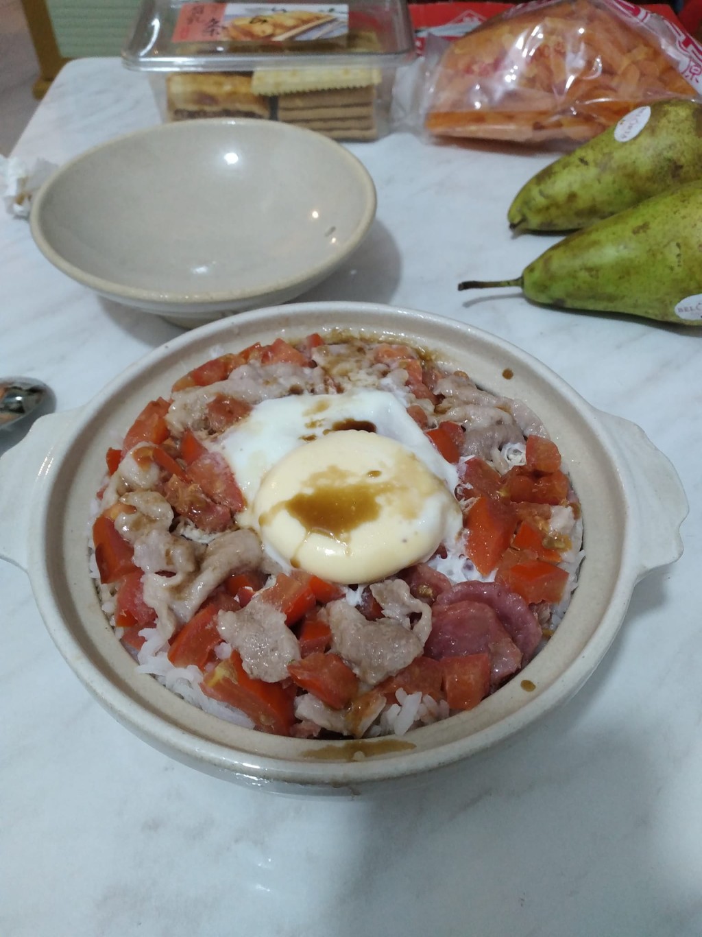 蕃茄粒 猪肉片 窝蛋 煲仔饭（图片来源：Facebook@香港茶餐厅及美食关注组）