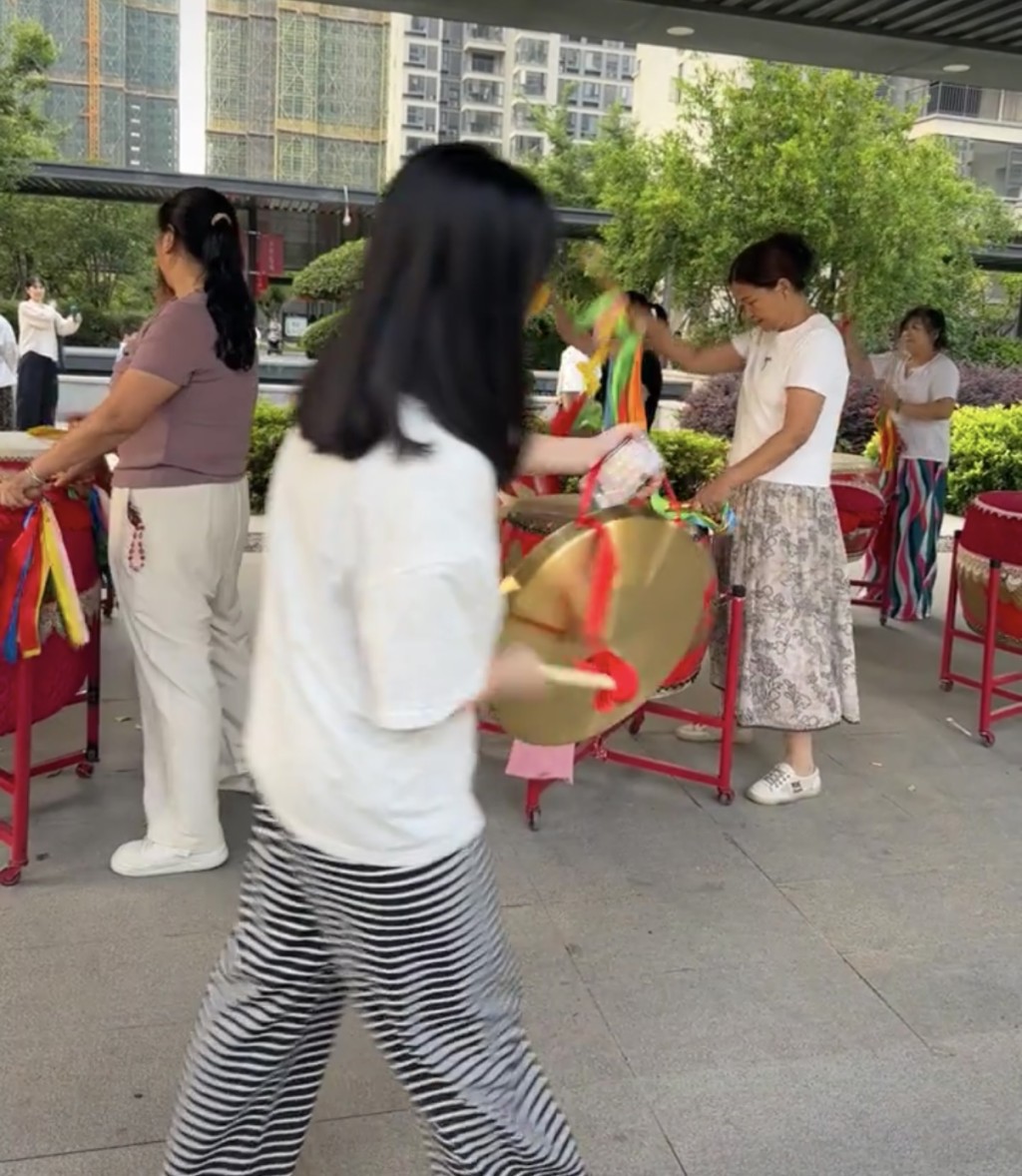大媽打鼓擾民引業主敲鑼對抗。抖音@仙桃風和日麗打鼓擾民