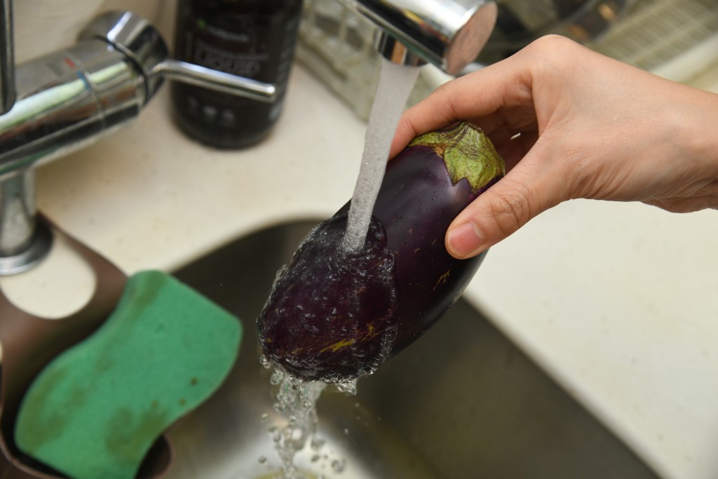 Step 1: 焗炉预热至180°C，茄子洗净。 Preheat the oven to 180°Ｃ and rinse the eggplants.