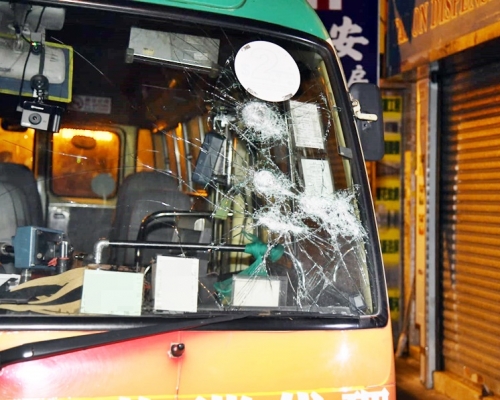小巴擋風玻璃爆裂。