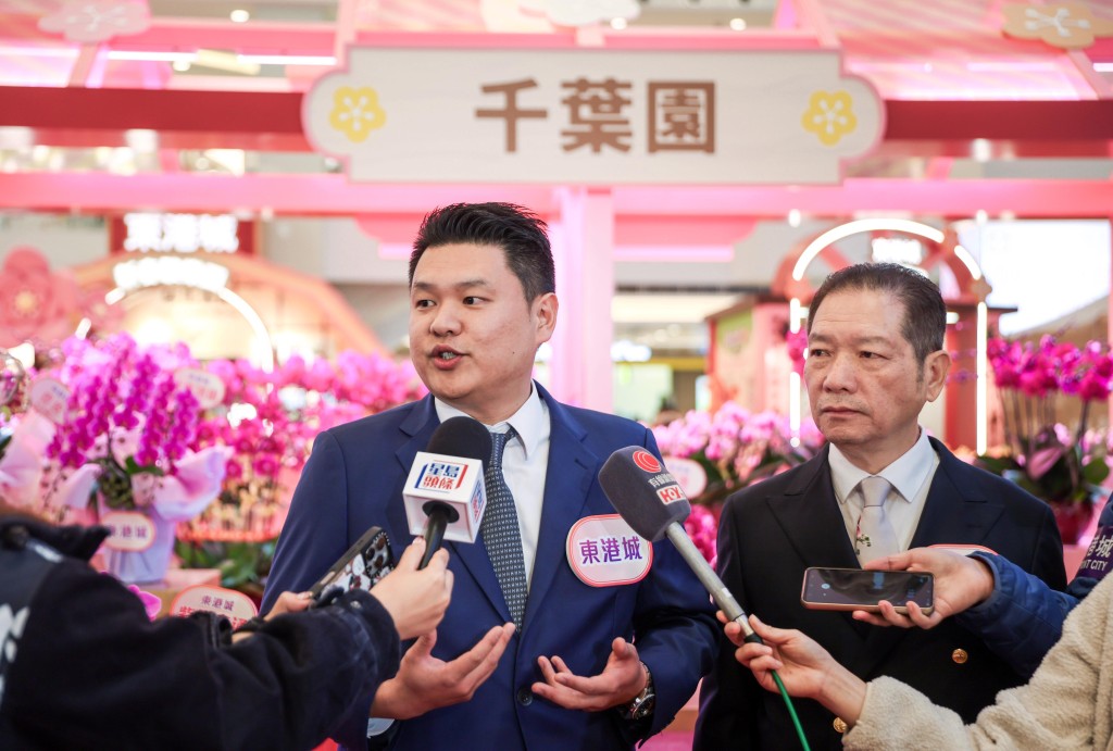 香港蘭花大王、千葉園創辦人楊小龍之子楊尹俊(左)。 香港蘭花大王、千葉園創辦人楊小龍之子楊尹俊(左)。