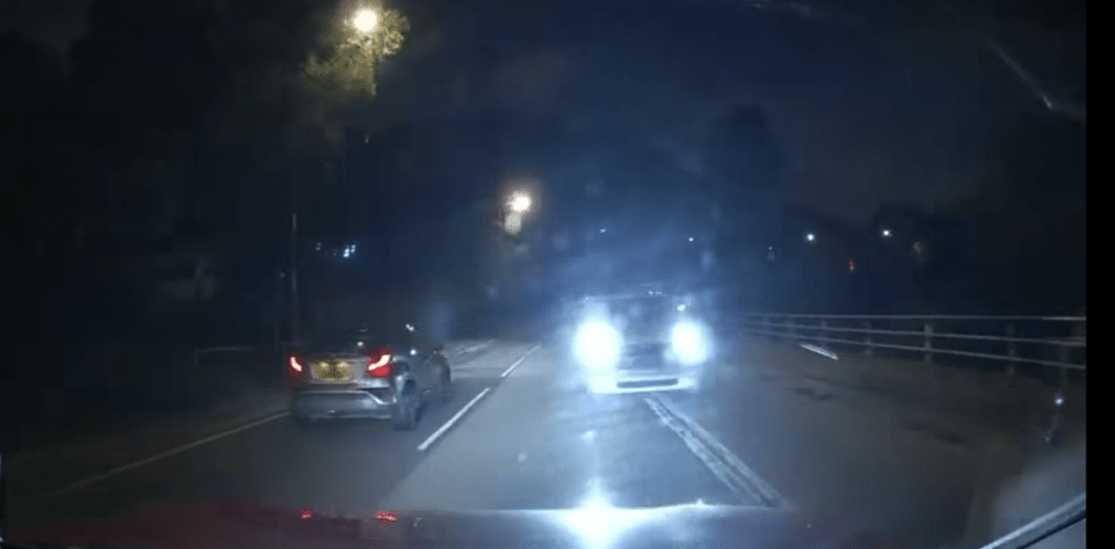 一輛客貨車懷疑失控越過對面行車線。 一輛客貨車懷疑失控越過對面行車線。