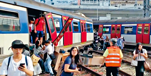 港鐵東鐵綫紅磡站列車出軌，大批乘客驚魂甫定後落車逃生。 有線電視截圖