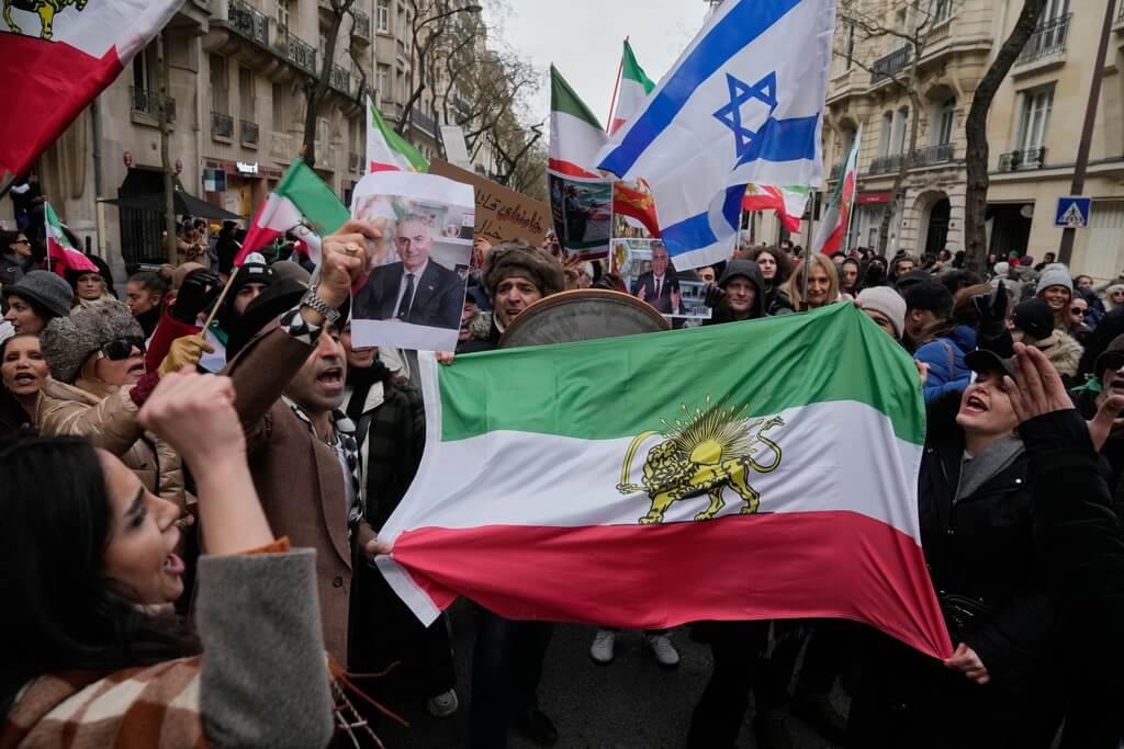 巴黎逾2000人示威,聲援伊朗人民的抗議活動。美聯社 巴黎逾2000人示威,聲援伊朗人民的抗議活動。美聯社