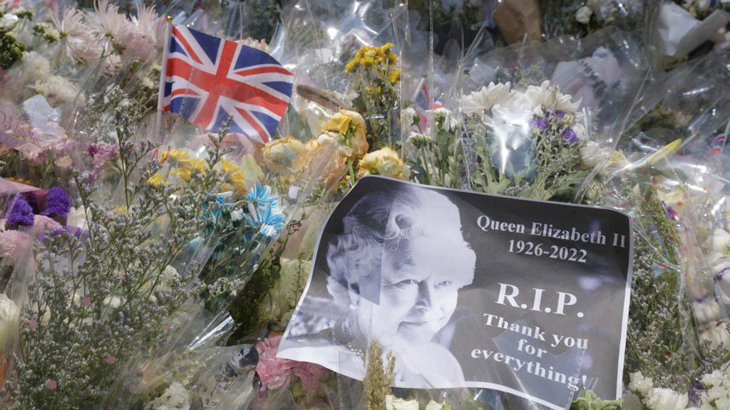 除鮮花外，亦有人帶同英女皇照片及寫有悼念字句的紙張。