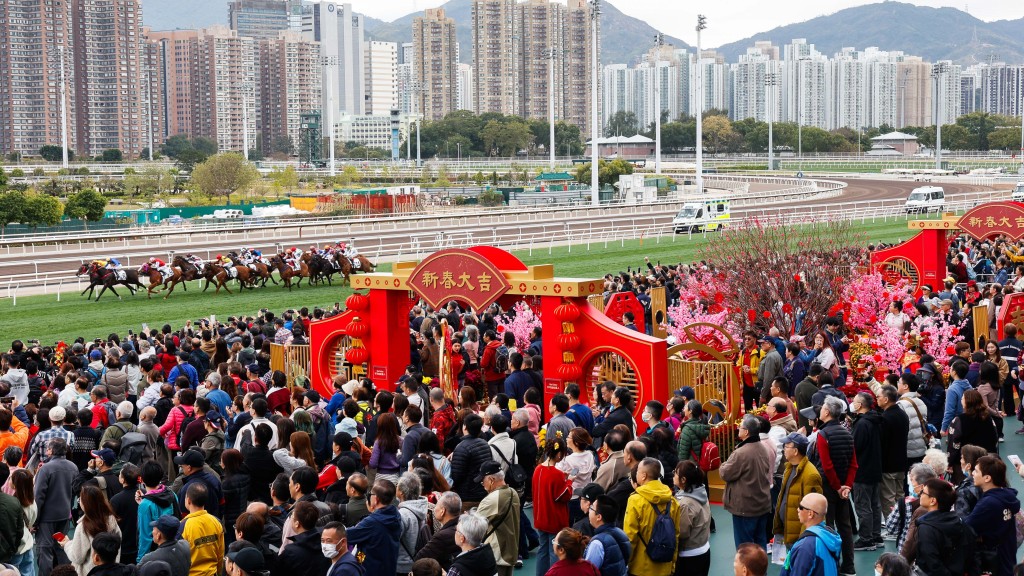 沙田馬場的農曆新年賽馬日，吸引超過八萬五千人入場同賀新歲。