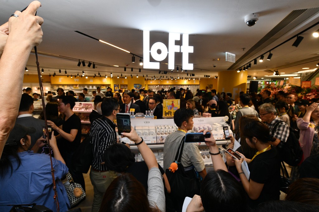 日本國民級生活雜貨品牌LOFT闊別香港15年後重返市場,今日於旺角MOKO新世紀廣場舉行開幕典禮,明日(8月22日)正式對外營業。 日本國民級生活雜貨品牌LOFT闊別香港15年後重返市場,今日於旺角MOKO新世紀廣場舉行開幕典禮,明日(8月22日)正式對外營業。
