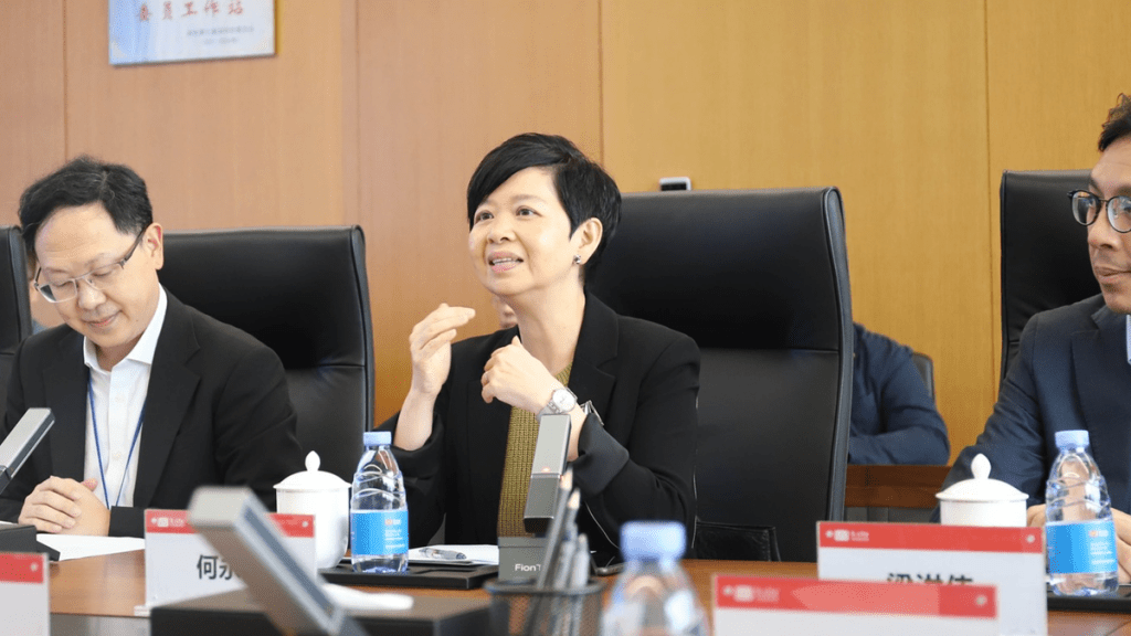 房屋局局長何永賢周一（3日）率領房屋局、房屋署、建築署代表前往深圳。何永賢FB圖片
