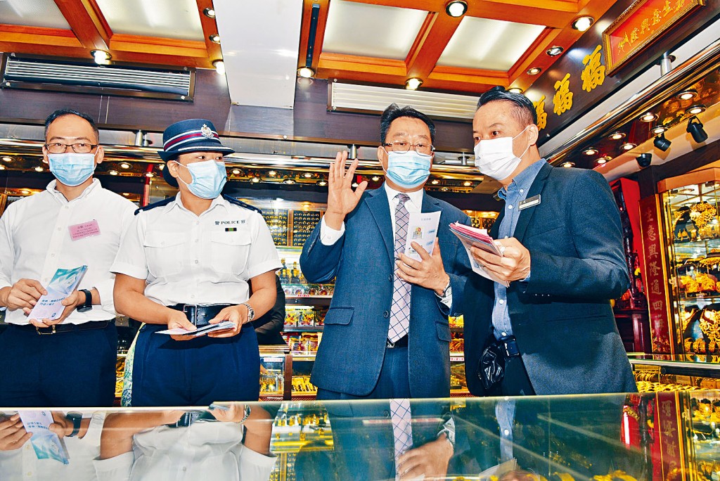 ■警方到元朗區金鋪，向業界宣傳店鋪保安訊息。