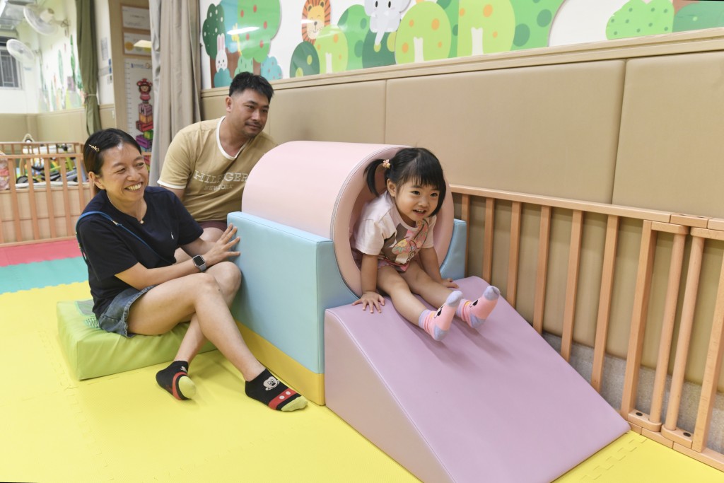 家長林先生及林太育有一子一女,幼女自8個月大起入讀愛幼坊,林太坦言日間托兒服務大大紓緩了家庭照顧壓力。 家長林先生及林太育有一子一女,幼女自8個月大起入讀愛幼坊,林太坦言日間托兒服務大大紓緩了家庭照顧壓力。