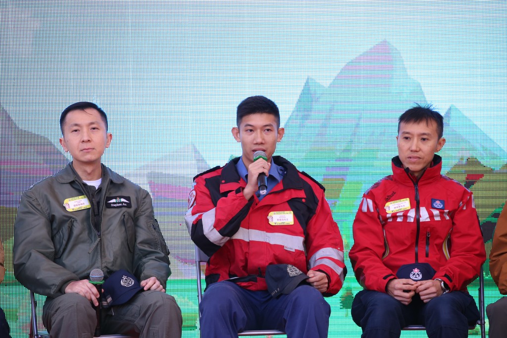 西贡高级消防队长黎伟浩（左二）也提到了在搜救行动中无人机的重要性。刘汉权摄