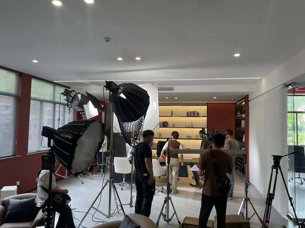 內地微短劇發展迅速,讓閒置樓房商廈變身拍攝場地,造就新商機。影視工業網 內地微短劇發展迅速,讓閒置樓房商廈變身拍攝場地,造就新商機。影視工業網