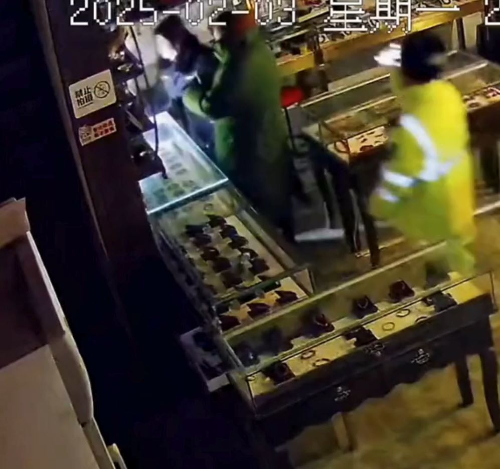 山西大同古城商店未通宵亮灯，遭执法人员强行撬门入店开灯（视频/组图） - 6
