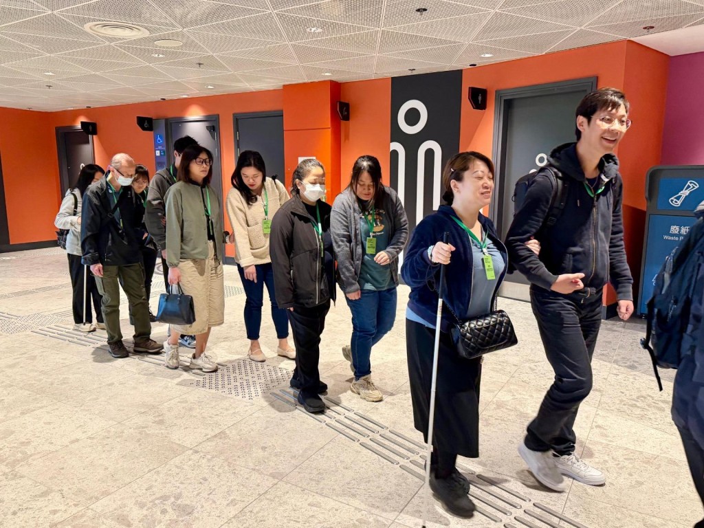 參加者透過模擬日常場景，學習如何協助輪椅使用者及視障人士。