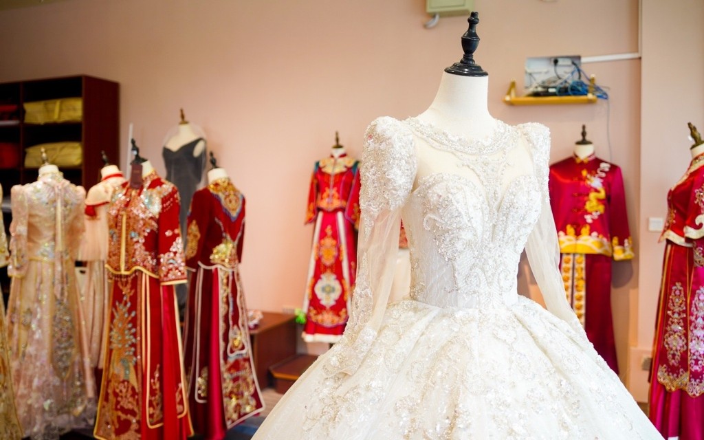内地不婚、晚婚的人越来越多，冲击丁集镇的婚纱产业。微博