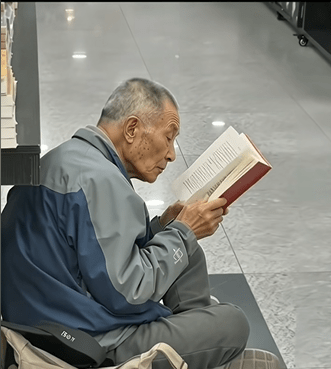 网上流传“杭州图书馆接纳流浪汉”的影像。